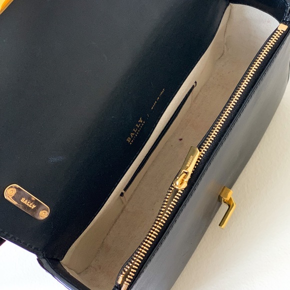 👜 BALLY Ladies Janelle Buckle Shoulder Bag - Picture 9 of 10